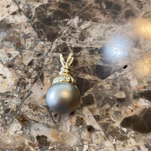 Large 14k gold grey pearl pendant
